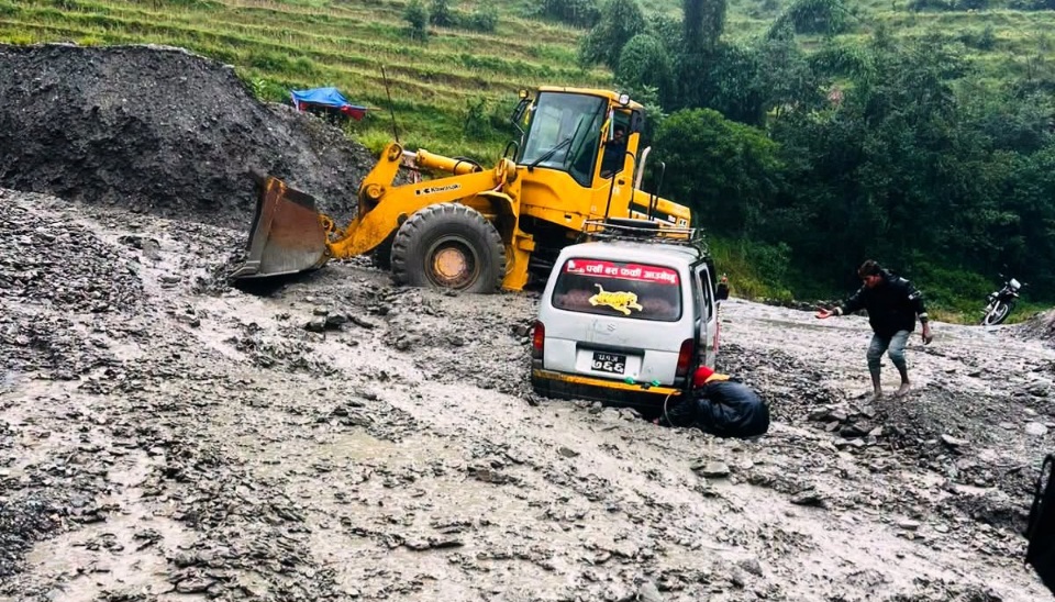 बाढी पहिरोले बागलुङका दुई मुख्य राजमार्ग अवरुद्ध